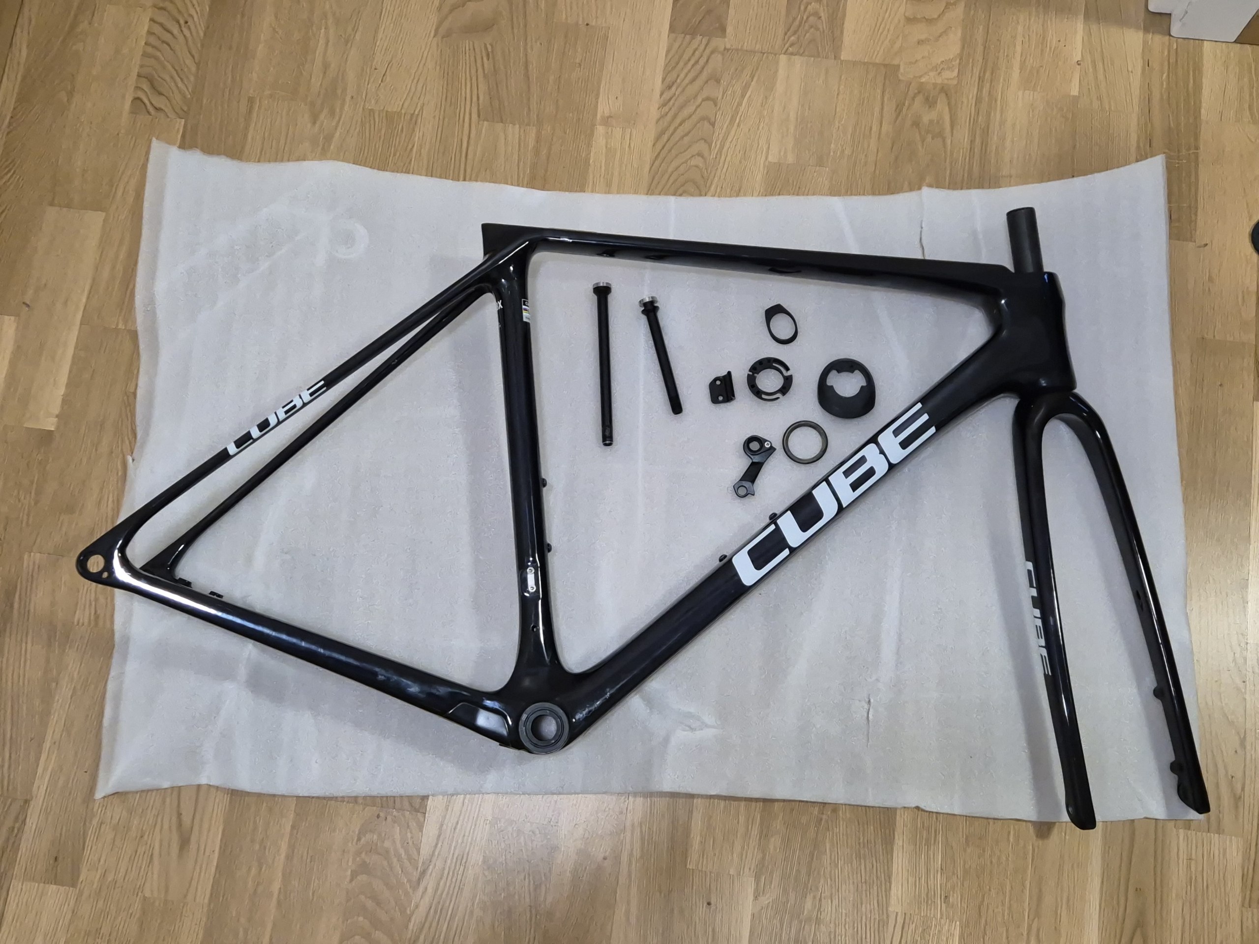 Cube cross race c:68x 53cm